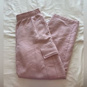Aritzia TNA Cozy Fleece Mega Cargo Sweatpant. Size small, in GD Dusty Pink!